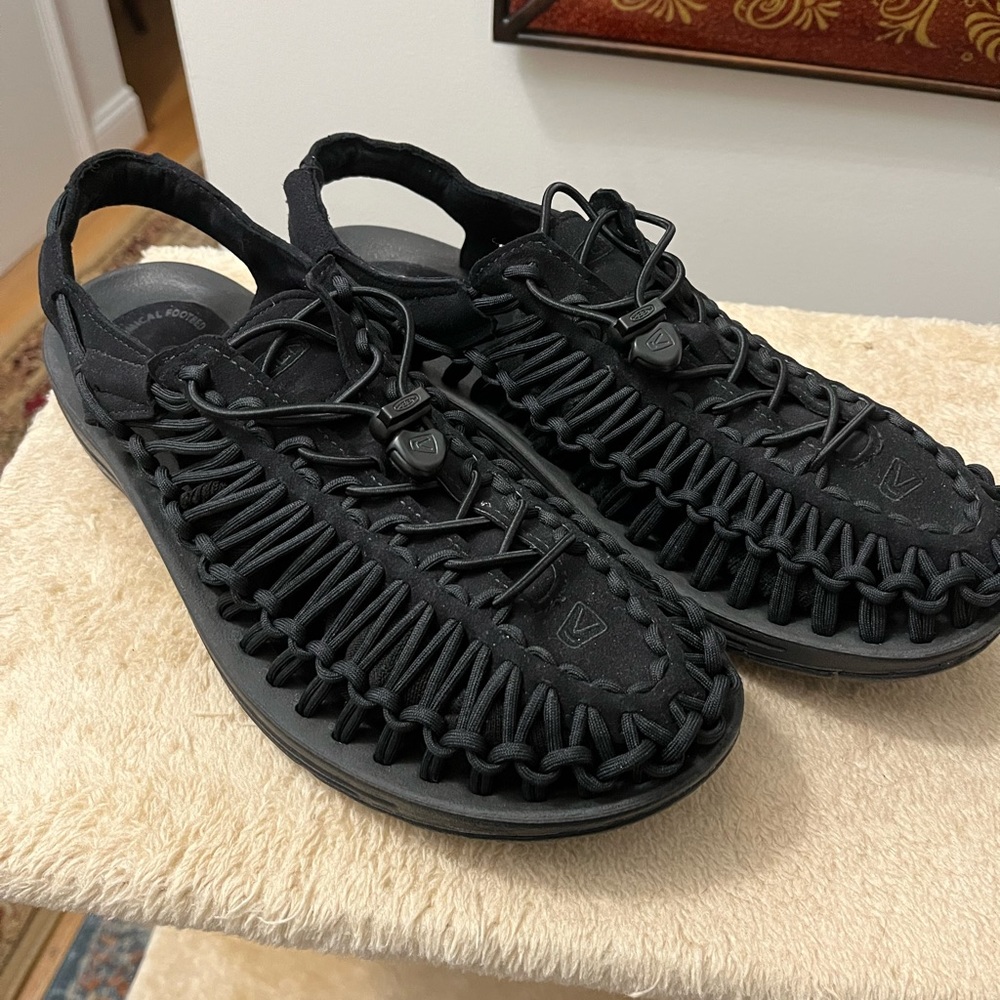 Black KEEN men’s sandals